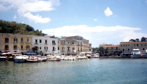 Der Hafen von Ischia Porto